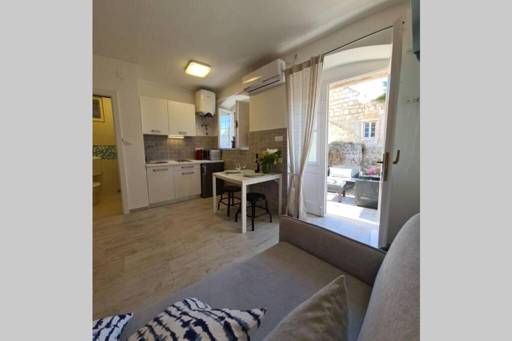 Studio Apartment Marella Vis Ngoại thất bức ảnh