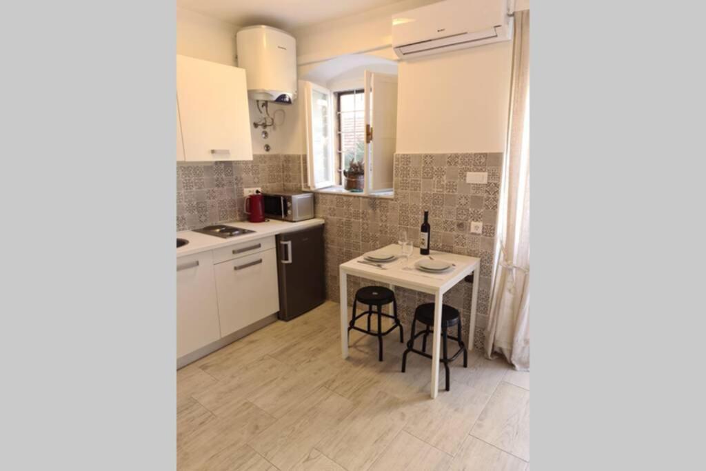 Studio Apartment Marella Vis Ngoại thất bức ảnh
